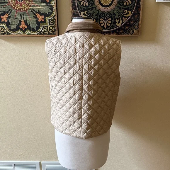 NWT J. Crew size medium light khaki quilted barn vest - Picture 2 of 8